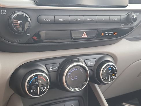 Used 2025 Hyundai Venue SEL image 25