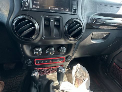 Used 2017 Jeep Wrangler Rubicon AWD/4WD image 13