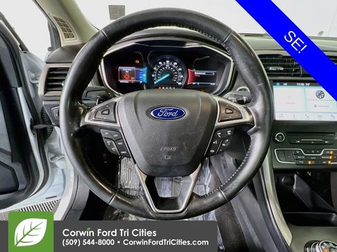Used 2017 Ford Fusion SE w/ Fusion SE Technology Package FWD image 8
