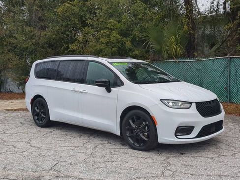 Used 2025 Chrysler Pacifica Limited image 2