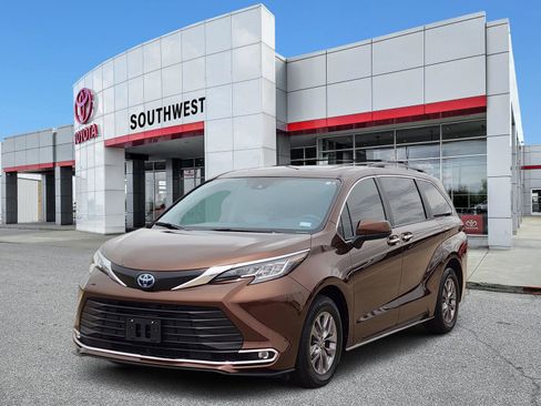 Used 2023 Toyota Sienna XLE FWD image 2
