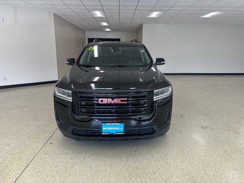 Used 2023 GMC Acadia SLE w/ Driver Convenience Package image 3
