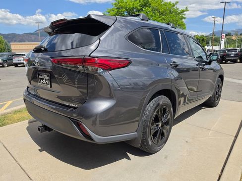 Used 2020 Toyota Highlander XLE AWD/4WD image 5