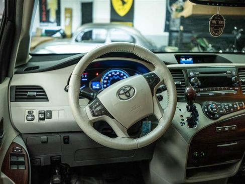 Used 2012 Toyota Sienna XLE image 17