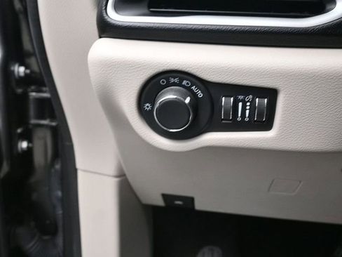 Used 2023 Chrysler Voyager LX image 21