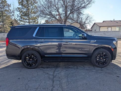 Used 2023 GMC Yukon SLT w/ SLT Premium Package image 2