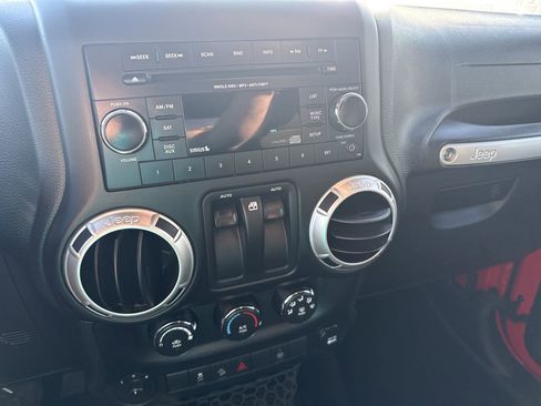 Used 2017 Jeep Wrangler Sahara image 24