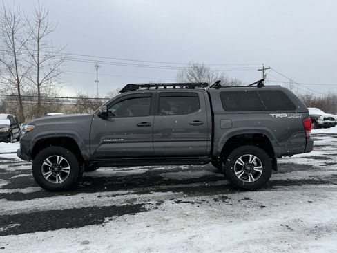 Used 2017 Toyota Tacoma TRD Sport image 2