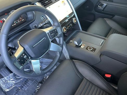 Used 2025 Land Rover Discovery S AWD/4WD image 4