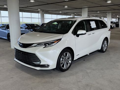 Used 2021 Toyota Sienna Platinum image 4
