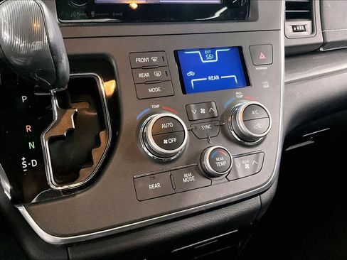 Used 2017 Toyota Sienna SE image 35