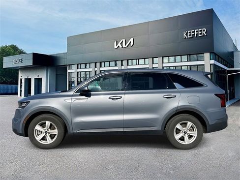 Used 2023 Kia Sorento LX image 9