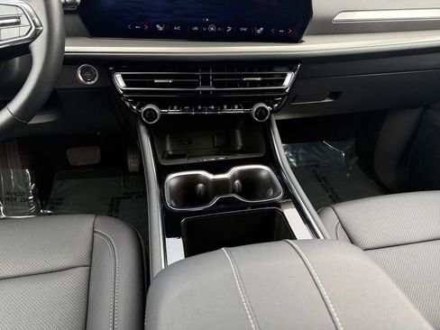 Used 2025 Chevrolet Traverse LT w/ Midnight/Sport Edition image 11