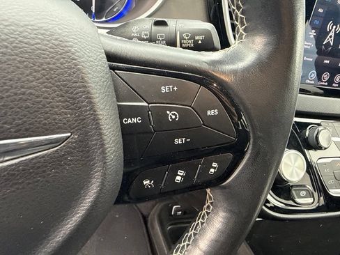 Used 2020 Chrysler Pacifica Touring-L w/ Advanced Safetytec Group AWD/4WD image 16