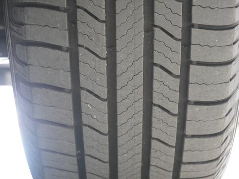 Used 2018 Toyota RAV4 LE FWD image 25