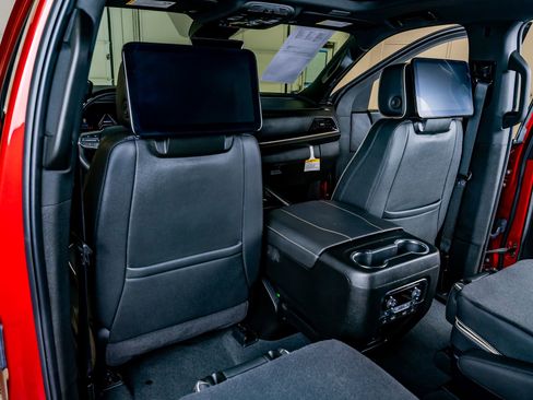 Used 2026 Chevrolet Suburban Premier AWD/4WD image 33