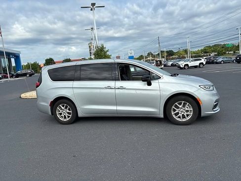 Used 2024 Chrysler Pacifica Touring-L FWD image 5