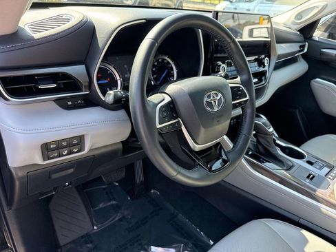 Used 2022 Toyota Highlander Limited image 28