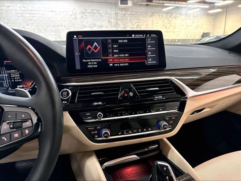 Used 2023 BMW 530i w/ Convenience Package RWD image 9