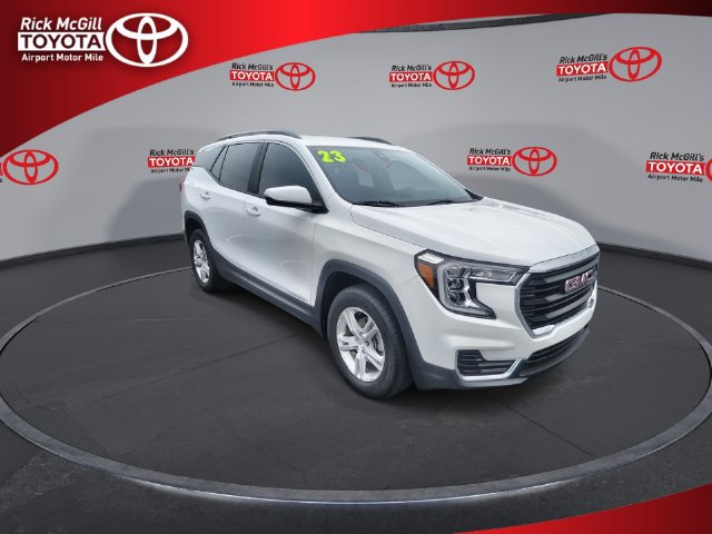 Used 2023 GMC Terrain SLE w/ Driver Convenience Package FWD image 2