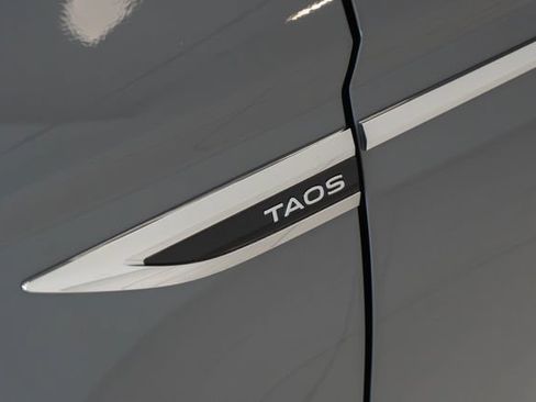 Used 2023 Volkswagen Taos SE w/ Panoramic Sunroof Package FWD image 3