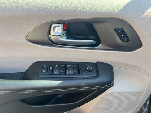 Used 2023 Chrysler Pacifica Touring-L FWD image 6