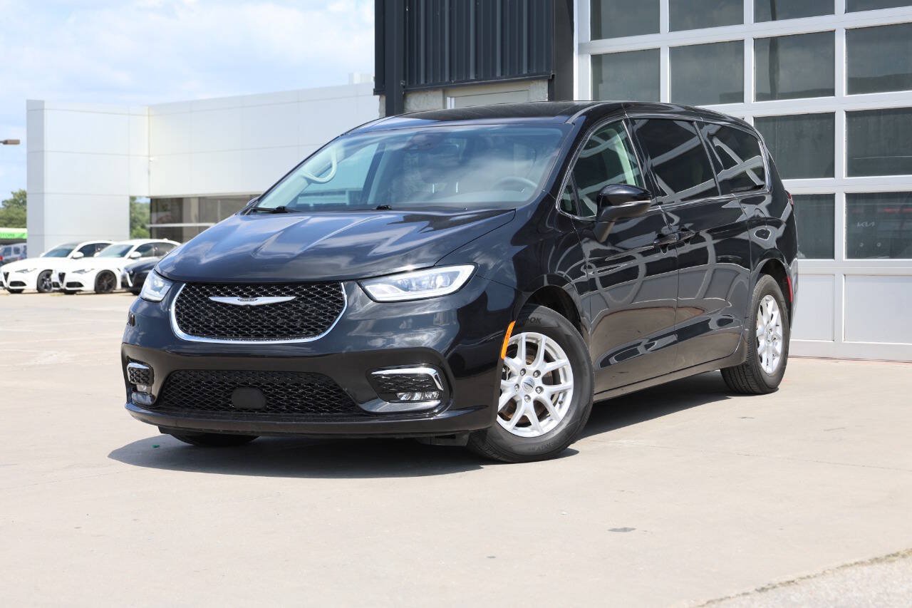 Used 2023 Chrysler Pacifica Touring-L FWD image 3
