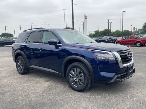 Used 2025 Nissan Pathfinder SV FWD image 3