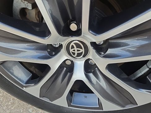 Used 2021 Toyota Highlander XLE image 25