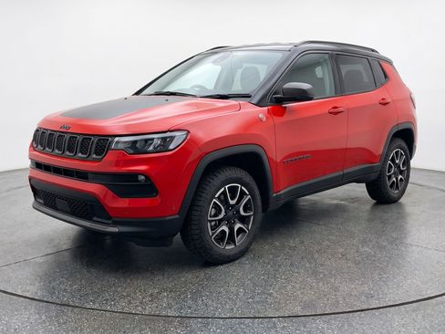 Used 2025 Jeep Compass Trailhawk AWD/4WD image 3