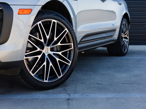 Certified 2025 Porsche Macan image 12