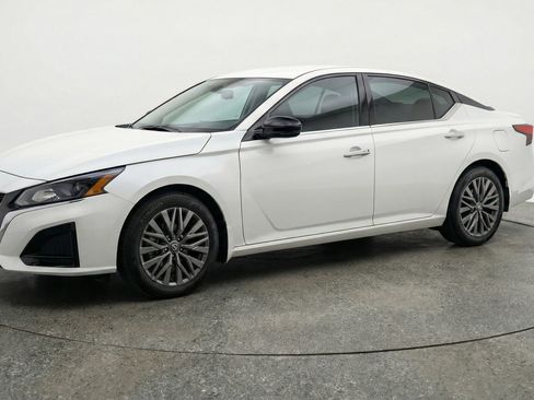 Used 2025 Nissan Altima 2.5 SV image 3