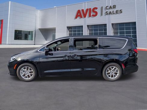 Used 2025 Chrysler Pacifica Select image 10