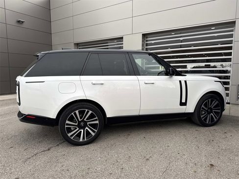 Used 2023 Land Rover Range Rover SE image 8