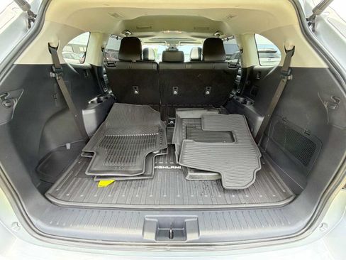 Used 2021 Toyota Highlander XLE AWD/4WD image 29