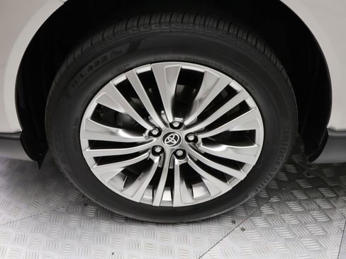 Certified 2024 Toyota Venza Limited image 4