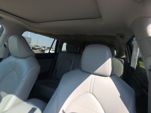 Used 2022 Toyota Highlander XLE AWD/4WD image 14