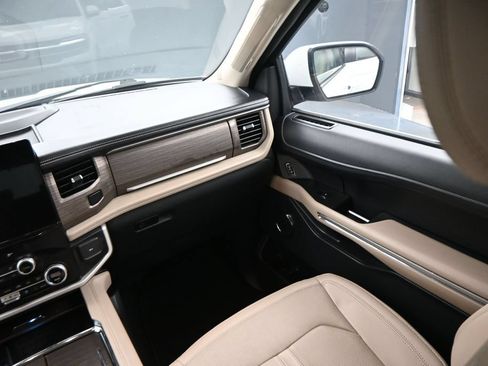 Used 2024 Ford Expedition Limited RWD image 7