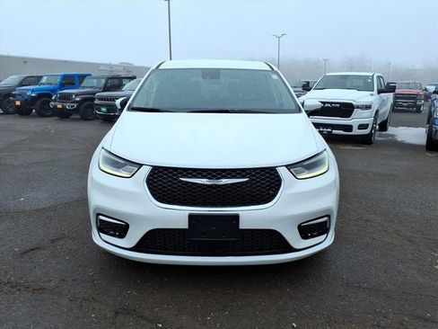 Used 2023 Chrysler Pacifica Touring-L image 8