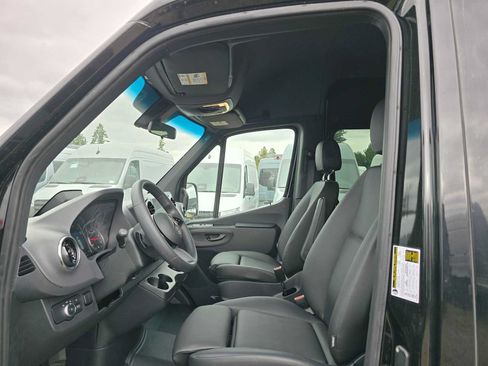 Used 2025 Mercedes-Benz Sprinter 2500 image 21