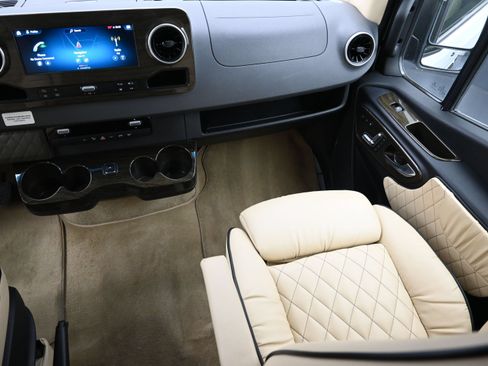 Used 2020 Mercedes-Benz Sprinter 2500 image 40