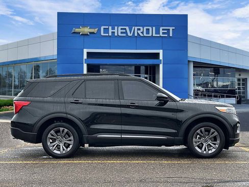 Used 2023 Ford Explorer XLT w/ Equipment Group 202A AWD/4WD image 5