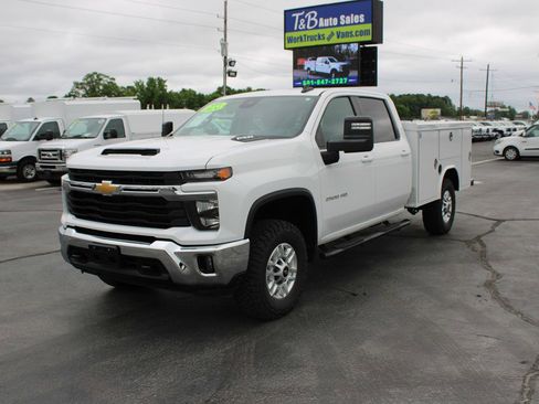 Used 2024 Chevrolet Silverado 2500 LT w/ Convenience Package AWD/4WD image 1