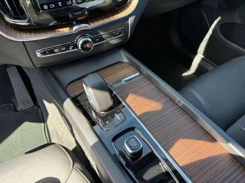 Used 2023 Volvo XC60 B5 Plus image 15