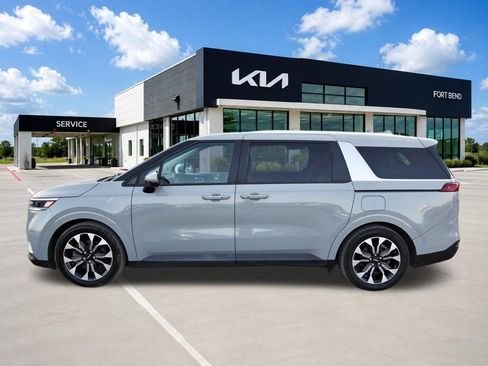 Used 2023 Kia Carnival EX FWD image 8