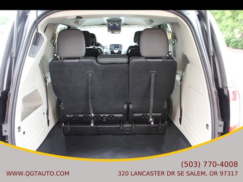 Used 2016 Chrysler Town & Country Touring image 16