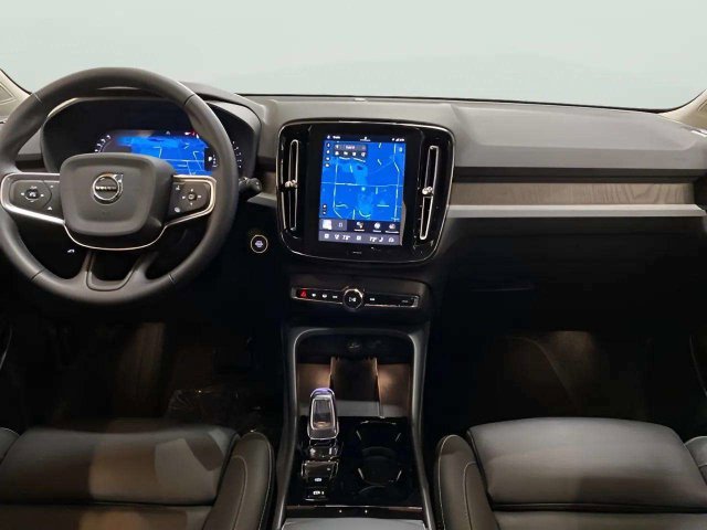 Used 2025 Volvo XC40 B5 Plus AWD/4WD image 13