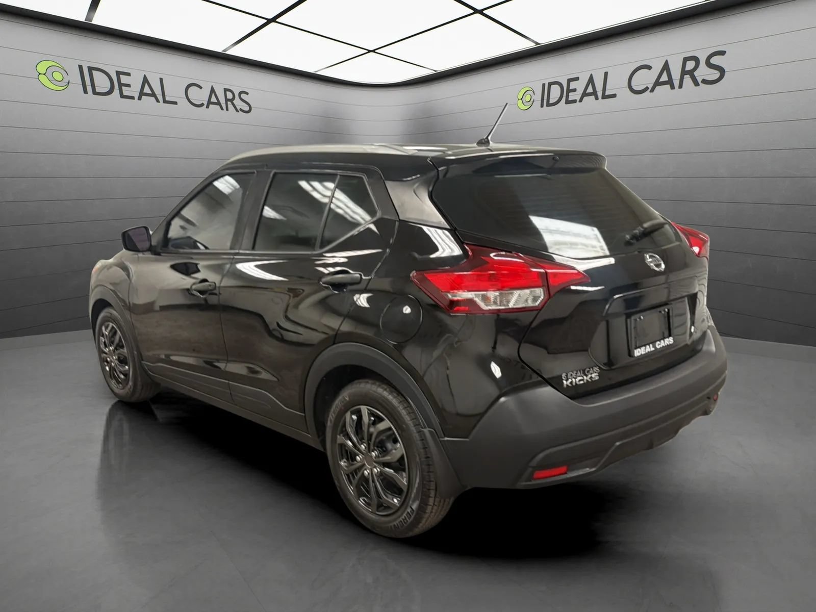 Used 2018 Nissan Kicks S FWD image 3