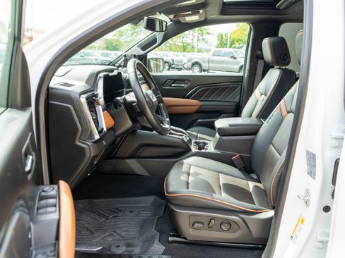 Used 2024 GMC Canyon AT4 w/ AT4 Premium Package AWD/4WD image 11