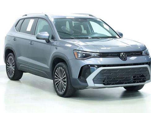 New 2025 Volkswagen Taos SE w/ Panoramic Sunroof Package FWD image 3